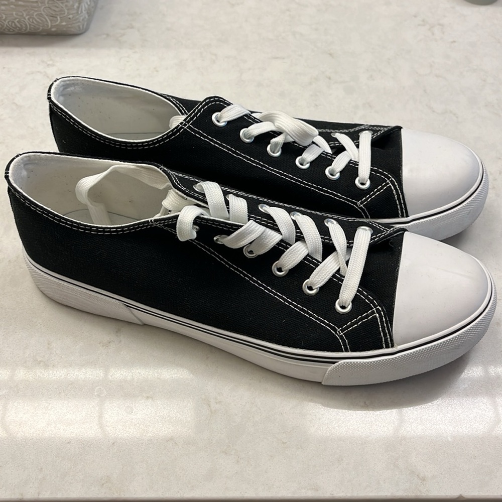 Men’s Y2K Black and White Sneakers